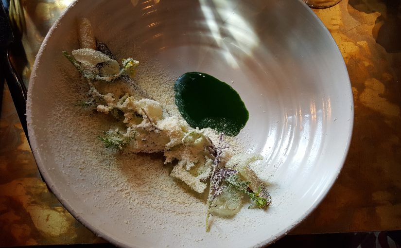 Makrele mit weißem Spargel, grünem Rhababer und Petersilienjus